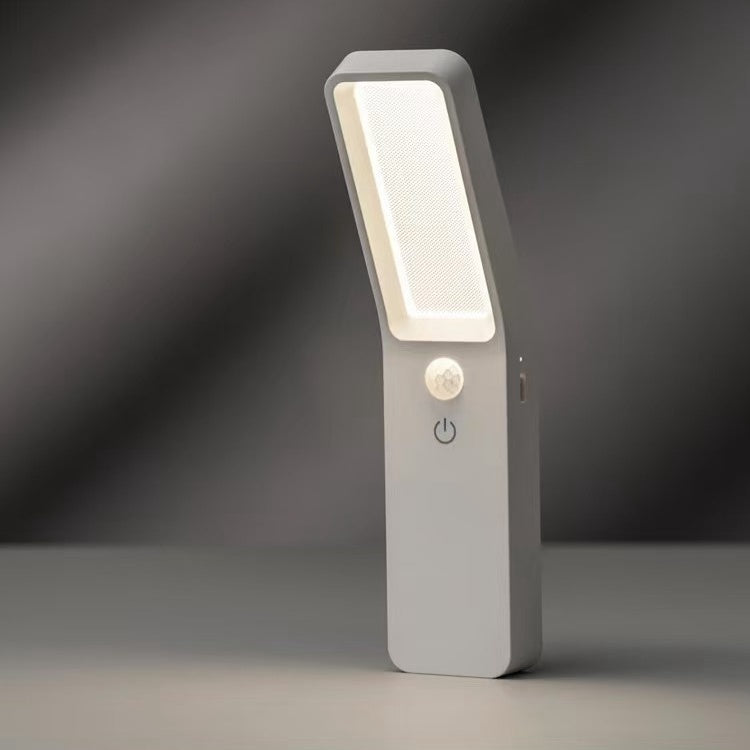 Little Meng uses a human-sensing night light