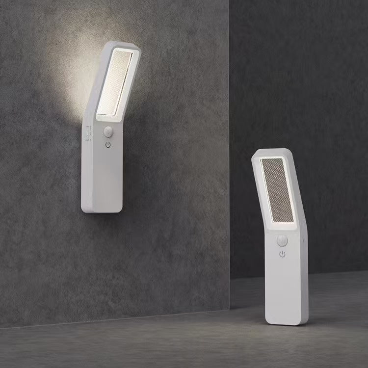 Little Meng uses a human-sensing night light